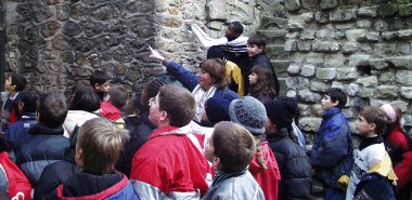 Mme Lejeune nous guide dans les arnes...